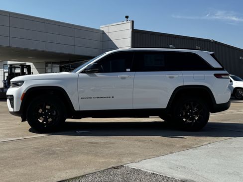 New 2026 Jeep Grand Cherokee Altitude image 7