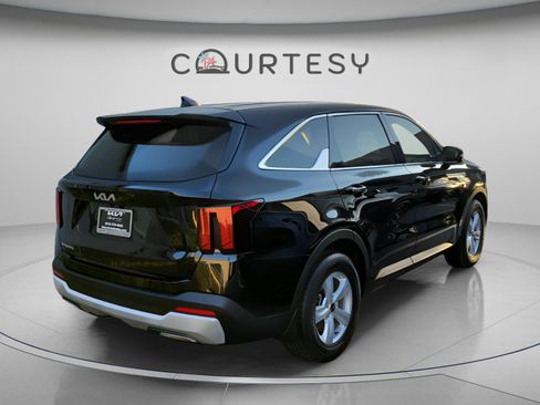 Used 2024 Kia Sorento LX FWD image 3