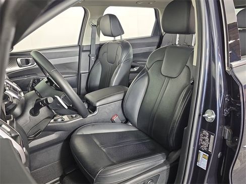 Used 2022 Kia Sorento EX w/ Panoramic Sunroof Package image 17