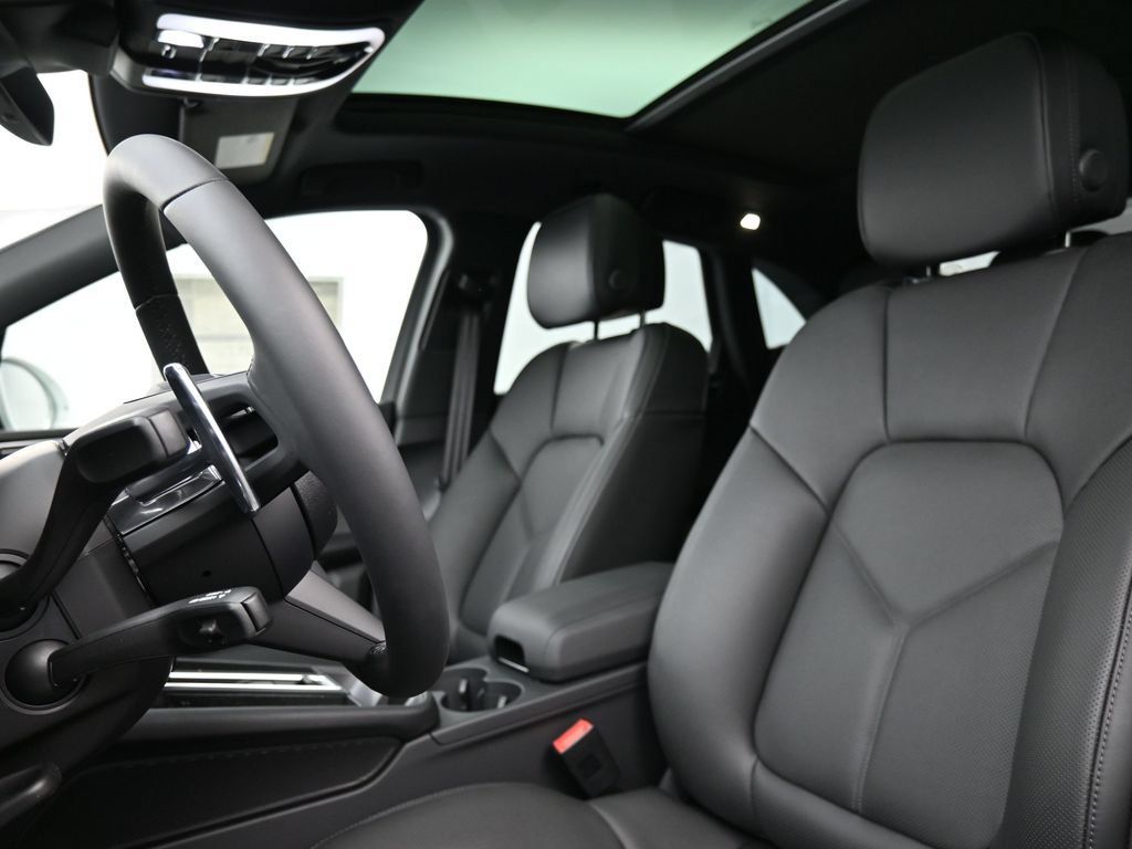 Certified 2025 Porsche Macan AWD/4WD image 5