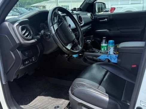 Used 2022 Toyota Tacoma TRD Sport w/ TRD Premium Sport Package AWD/4WD image 17