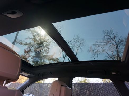 Used 2024 Porsche Macan image 16