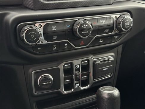 Used 2023 Jeep Gladiator Sport image 18