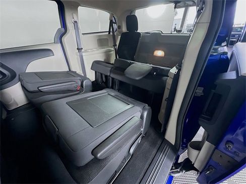 Used 2019 Dodge Grand Caravan SE w/ UConnect Hands-Free Group image 26