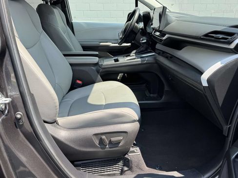 Used 2025 Toyota Sienna XLE FWD image 14