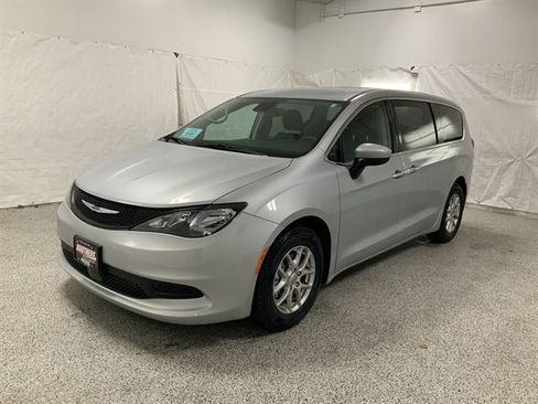 Used 2023 Chrysler Voyager LX image 2