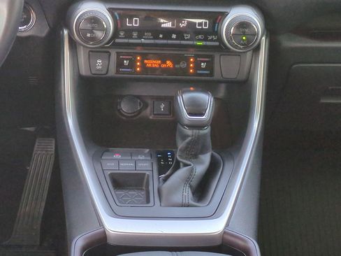 Used 2020 Toyota RAV4 Limited image 17