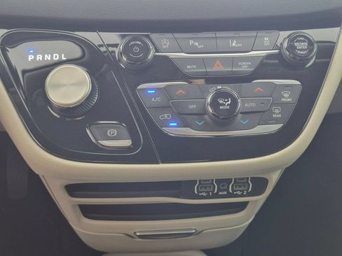 Used 2023 Chrysler Pacifica Touring-L FWD image 23