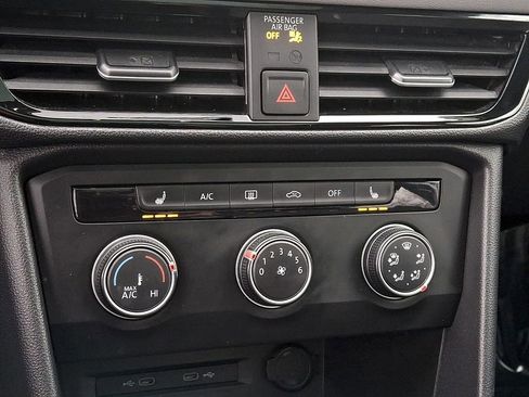 Used 2022 Volkswagen Taos SE image 16