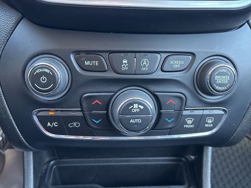 Used 2022 Jeep Cherokee Trailhawk w/ Comfort/Convenience Group AWD/4WD image 64