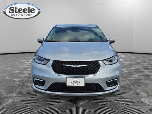 Used 2023 Chrysler Pacifica Touring-L image 8