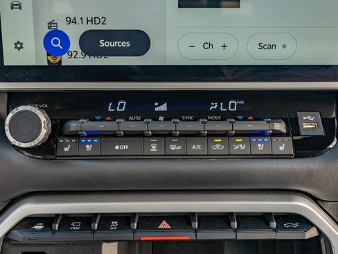 Used 2025 Toyota Tundra Platinum AWD/4WD image 27