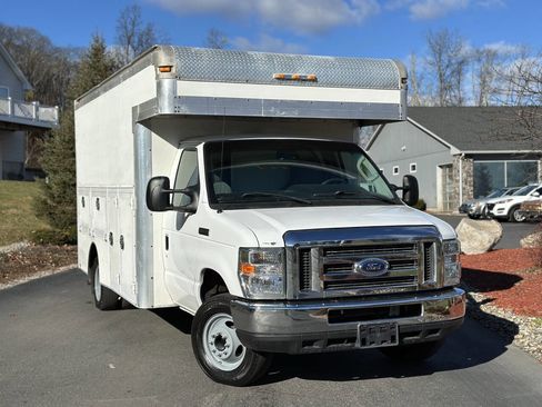 Used 2017 Ford E-350 and Econoline 350 Super Duty w/ Power Windows & Locks Group image 2