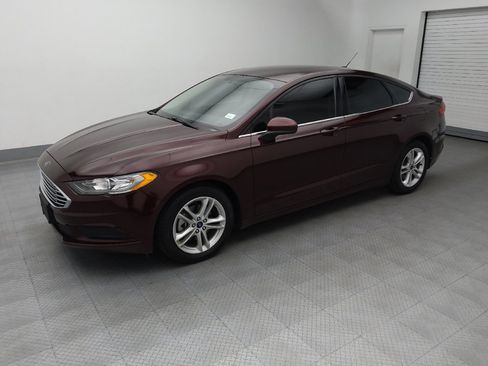 Used 2018 Ford Fusion SE w/ Fusion SE Technology Package FWD image 2
