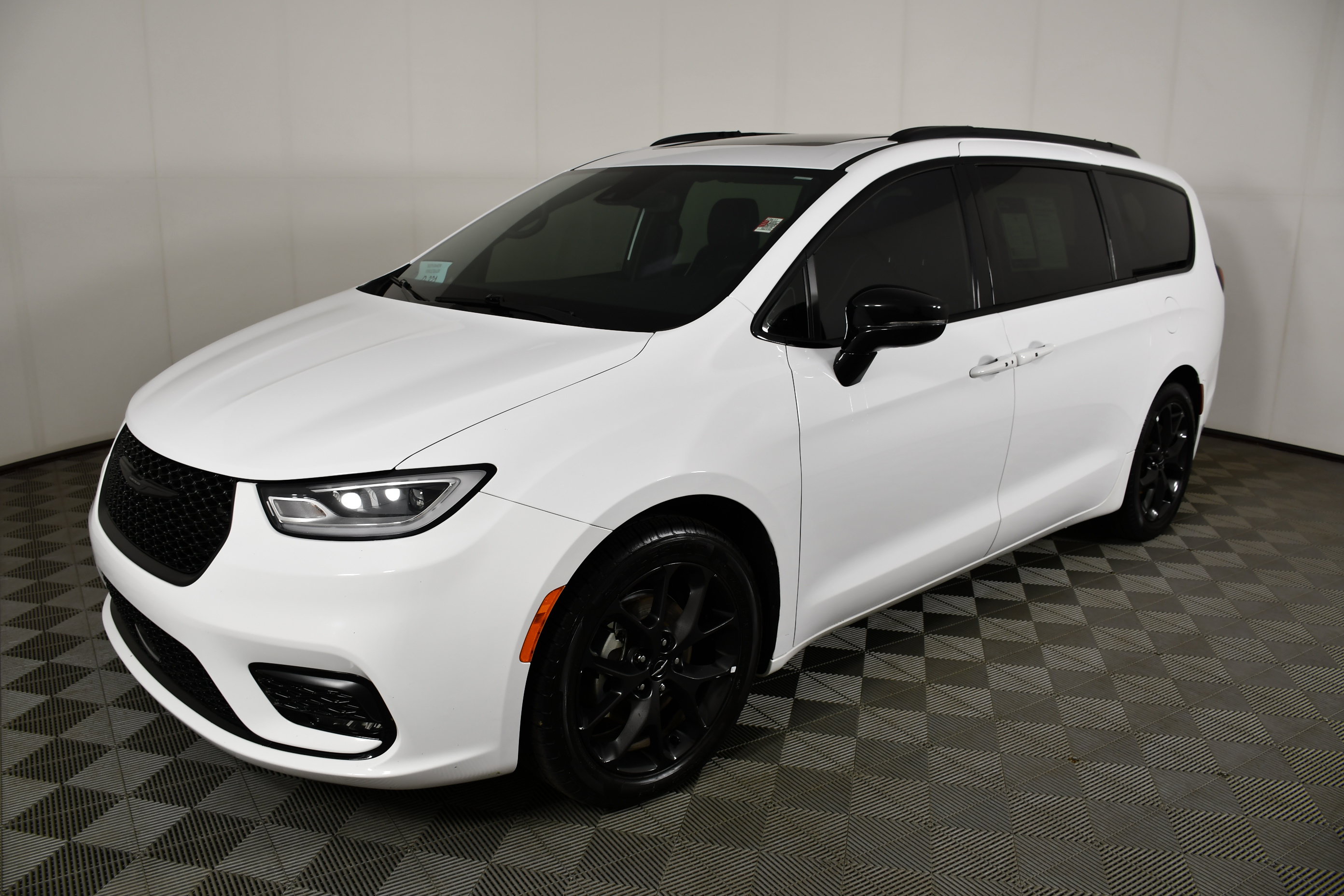 Used 2025 Chrysler Pacifica Limited FWD image 10