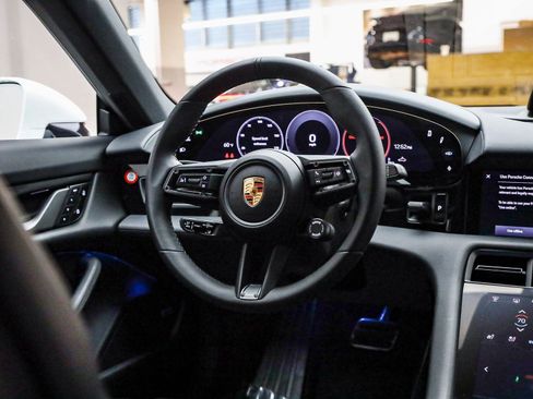 Used 2025 Porsche Taycan image 19