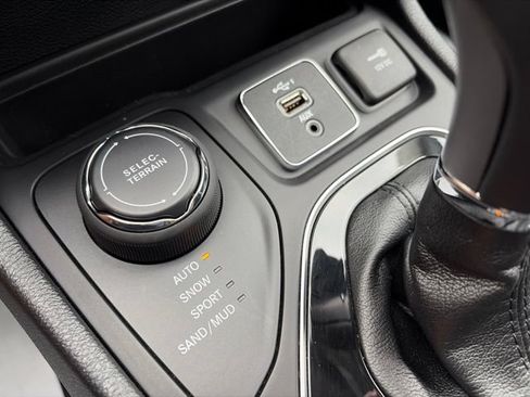Used 2020 Jeep Cherokee Limited AWD/4WD image 18