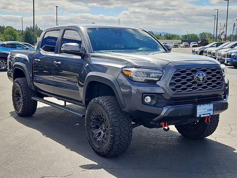 Used 2022 Toyota Tacoma TRD Off-Road w/ Technology Package AWD/4WD image 8