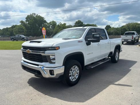 Used 2024 Chevrolet Silverado 2500 LT AWD/4WD image 3