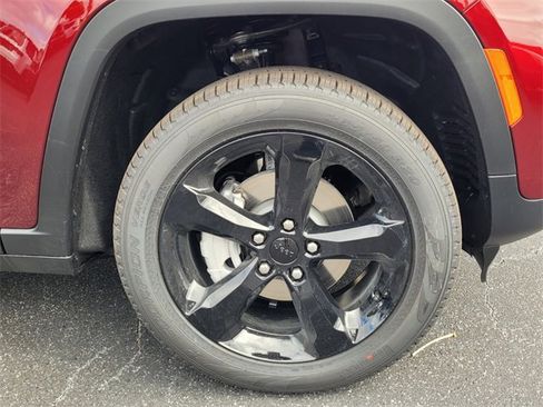 Used 2025 Jeep Grand Cherokee Limited w/ Black Appearance Package image 9