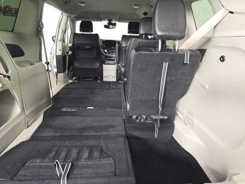 Used 2024 Chrysler Pacifica Touring-L image 27