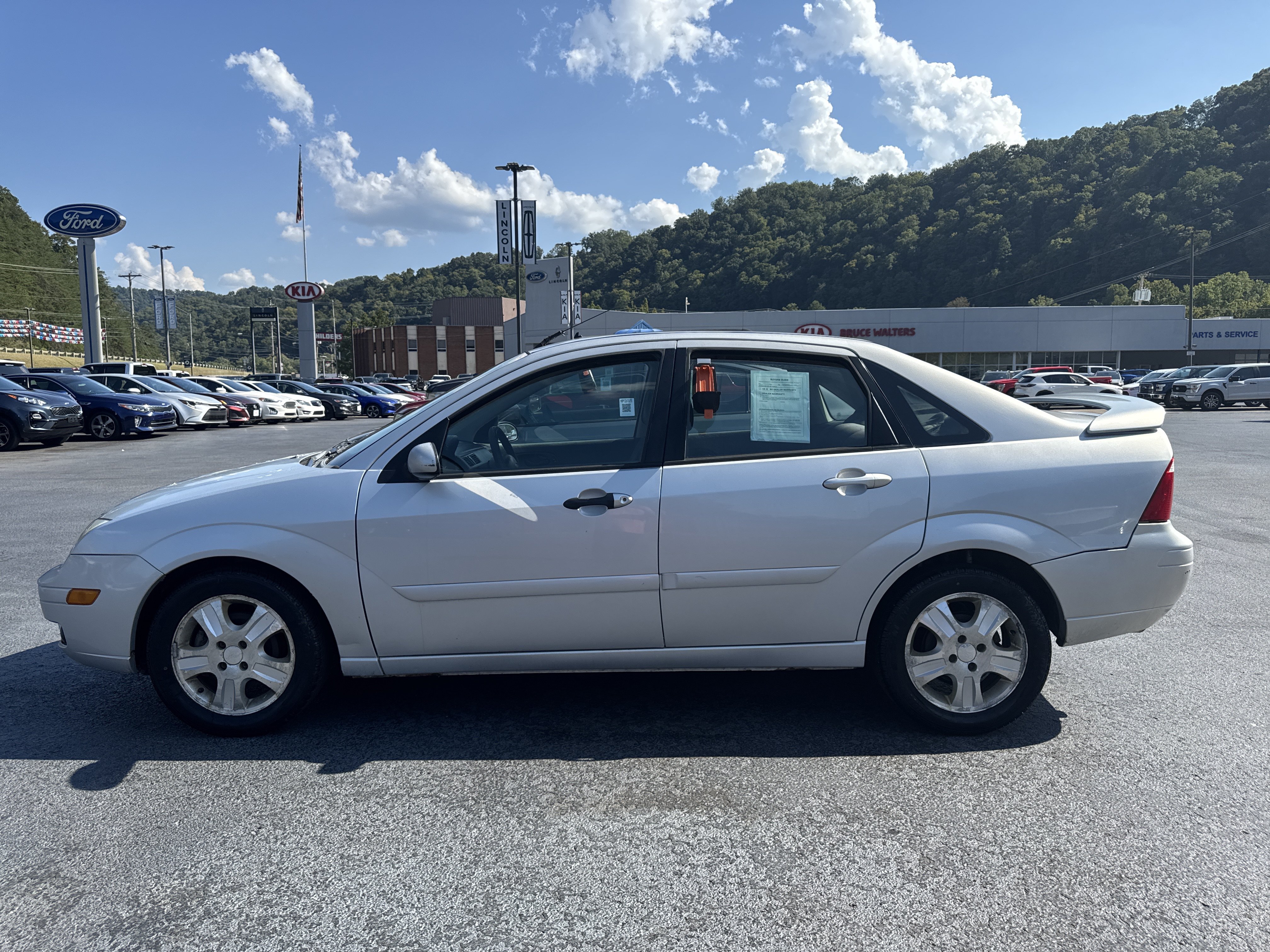 Used 2006 Ford Focus ST FWD image 4