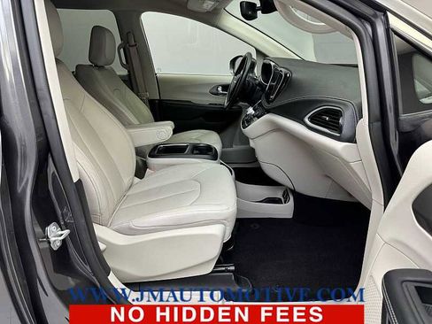 Used 2021 Chrysler Pacifica Touring-L image 22