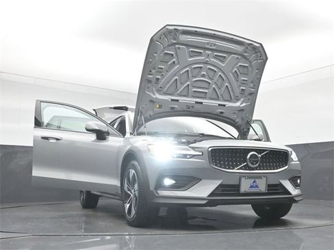 Used 2024 Volvo V60 B5 Cross Country Plus image 53