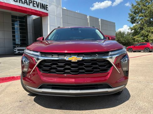 Used 2025 Chevrolet Trax LT w/ LT Convenience Package FWD image 3