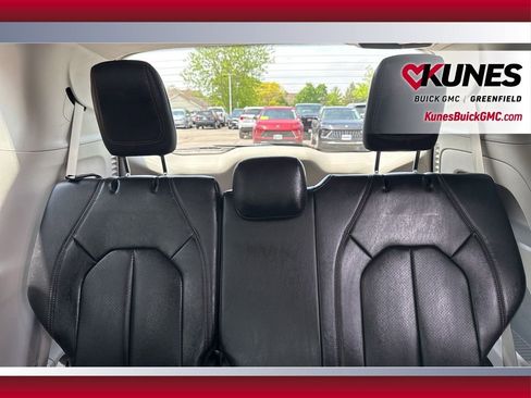 Used 2018 Chrysler Pacifica Touring-L FWD image 39