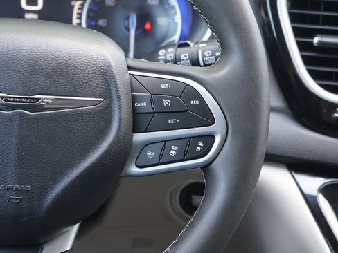 Used 2024 Chrysler Pacifica Touring-L FWD image 15