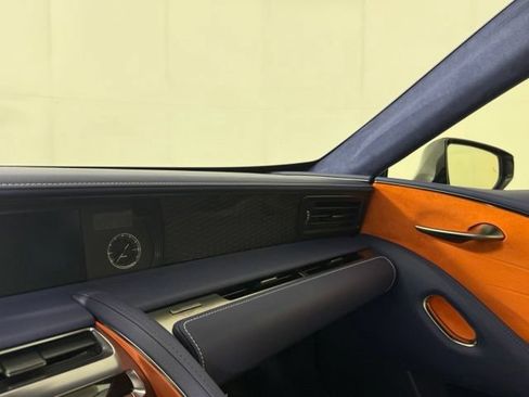 Used 2018 Lexus LC 500 Coupe w/ Touring Package RWD image 17