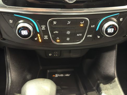 Used 2024 Chevrolet Traverse Premier image 32