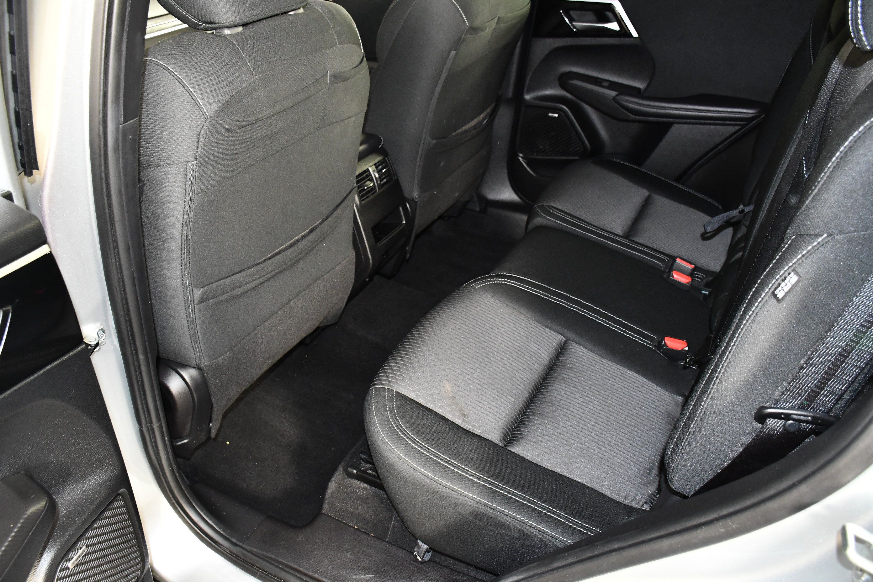 Used 2025 Mitsubishi Outlander ES FWD image 27