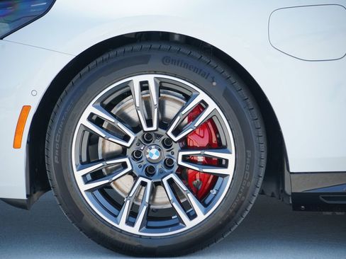 New 2026 BMW 550e xDrive w/ Premium Package image 5