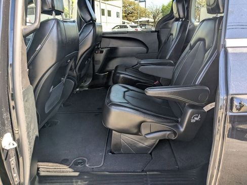 Used 2025 Chrysler Pacifica Select image 24