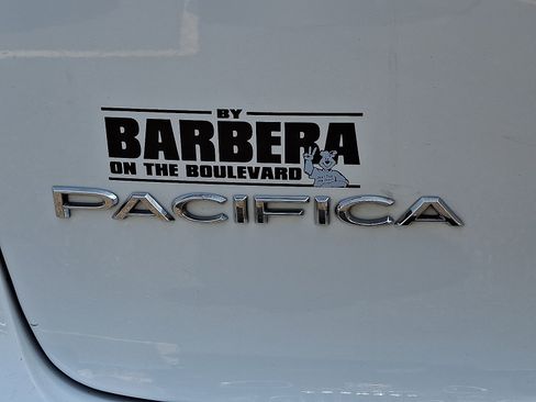 Used 2022 Chrysler Pacifica Touring-L image 30