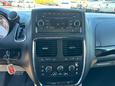 Used 2016 Dodge Grand Caravan SE image 16