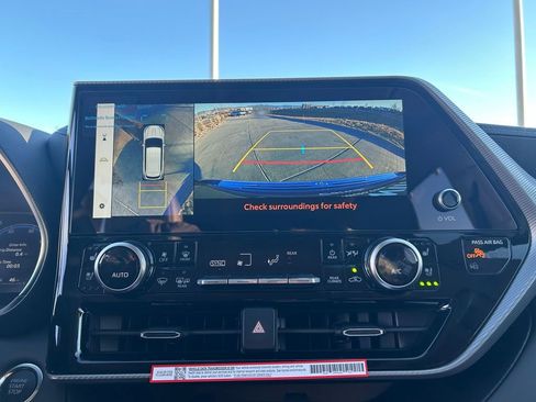 Used 2026 Toyota Highlander Platinum image 16