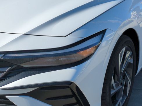 Certified 2025 Hyundai Elantra Limited image 12