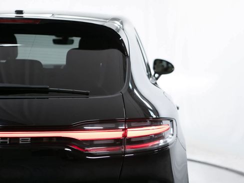 Certified 2024 Porsche Macan AWD/4WD image 21