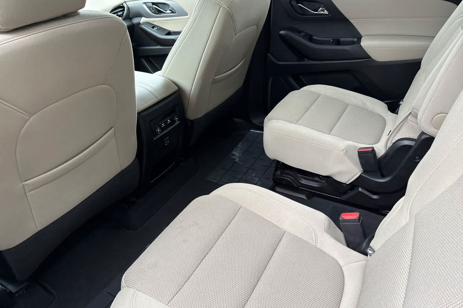 Used 2023 Chevrolet Traverse LT w/ LPO, Cargo Package AWD/4WD image 4