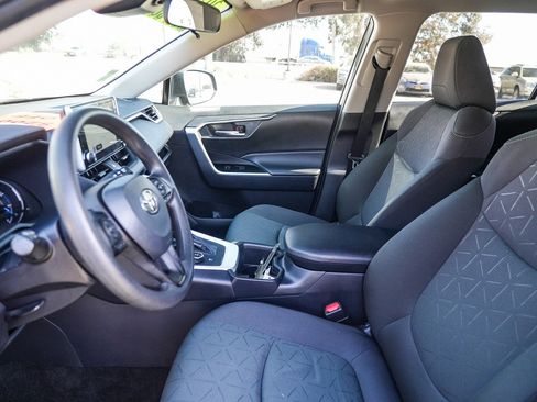 Used 2025 Toyota RAV4 XLE AWD/4WD image 17