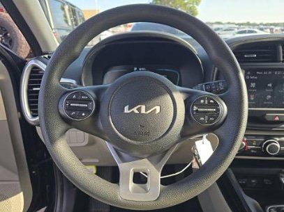 Used 2025 Kia Soul LX w/ LX Technology Package FWD image 13