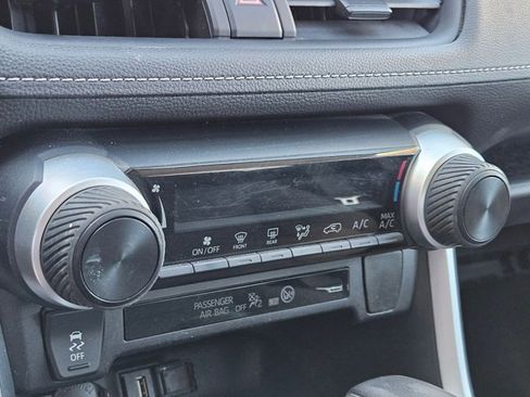 Used 2021 Toyota RAV4 LE image 9