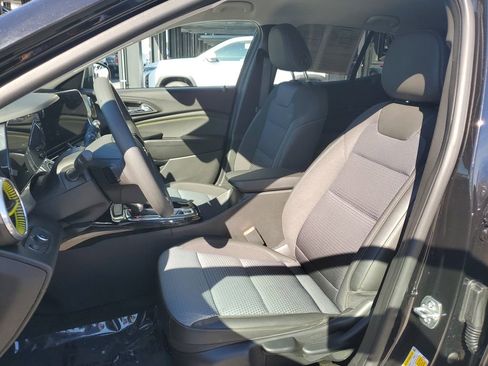 Used 2025 Chevrolet Trax LT image 17