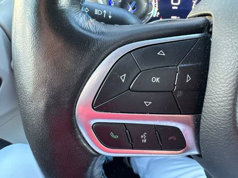 Used 2021 Chrysler Pacifica Touring-L w/ Uconnect Theater Family Group FWD image 20