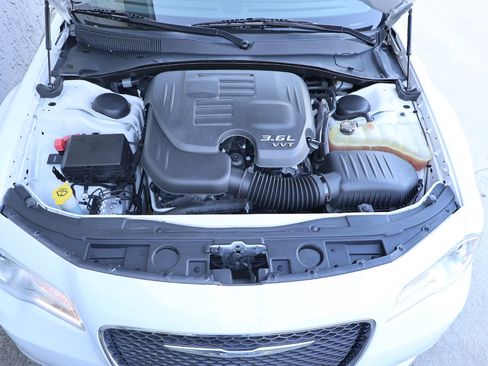 Used 2018 Chrysler 300 Limited image 12