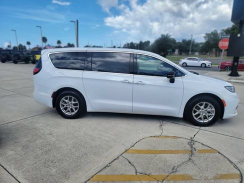Used 2025 Chrysler Pacifica Select FWD image 6