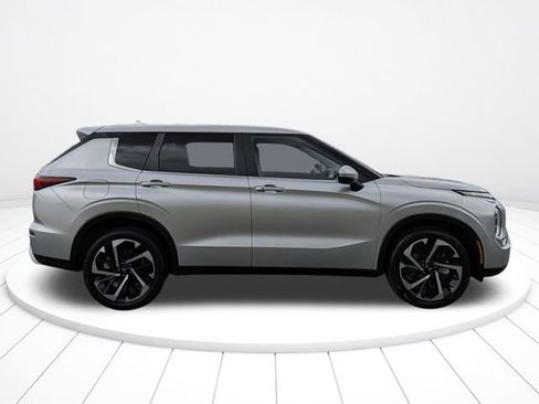 Used 2024 Mitsubishi Outlander SE FWD image 2